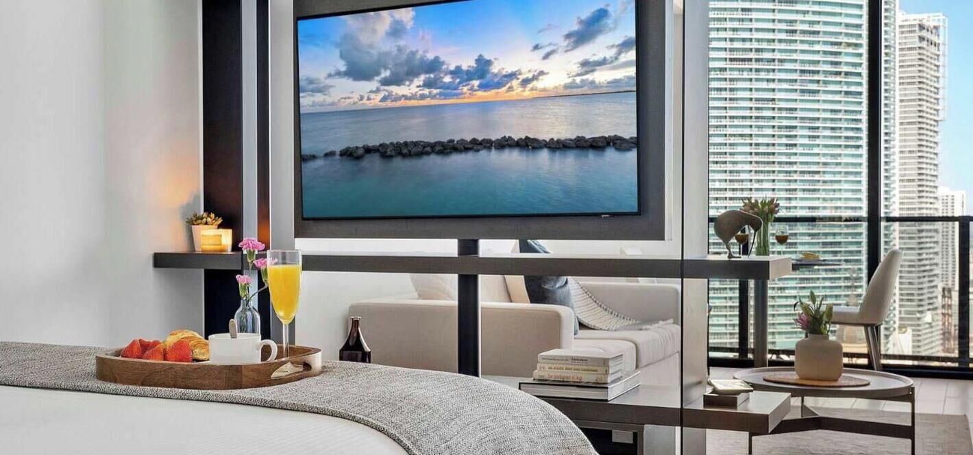 Tabla de planchar con plancha, wifi y ropa de cama 