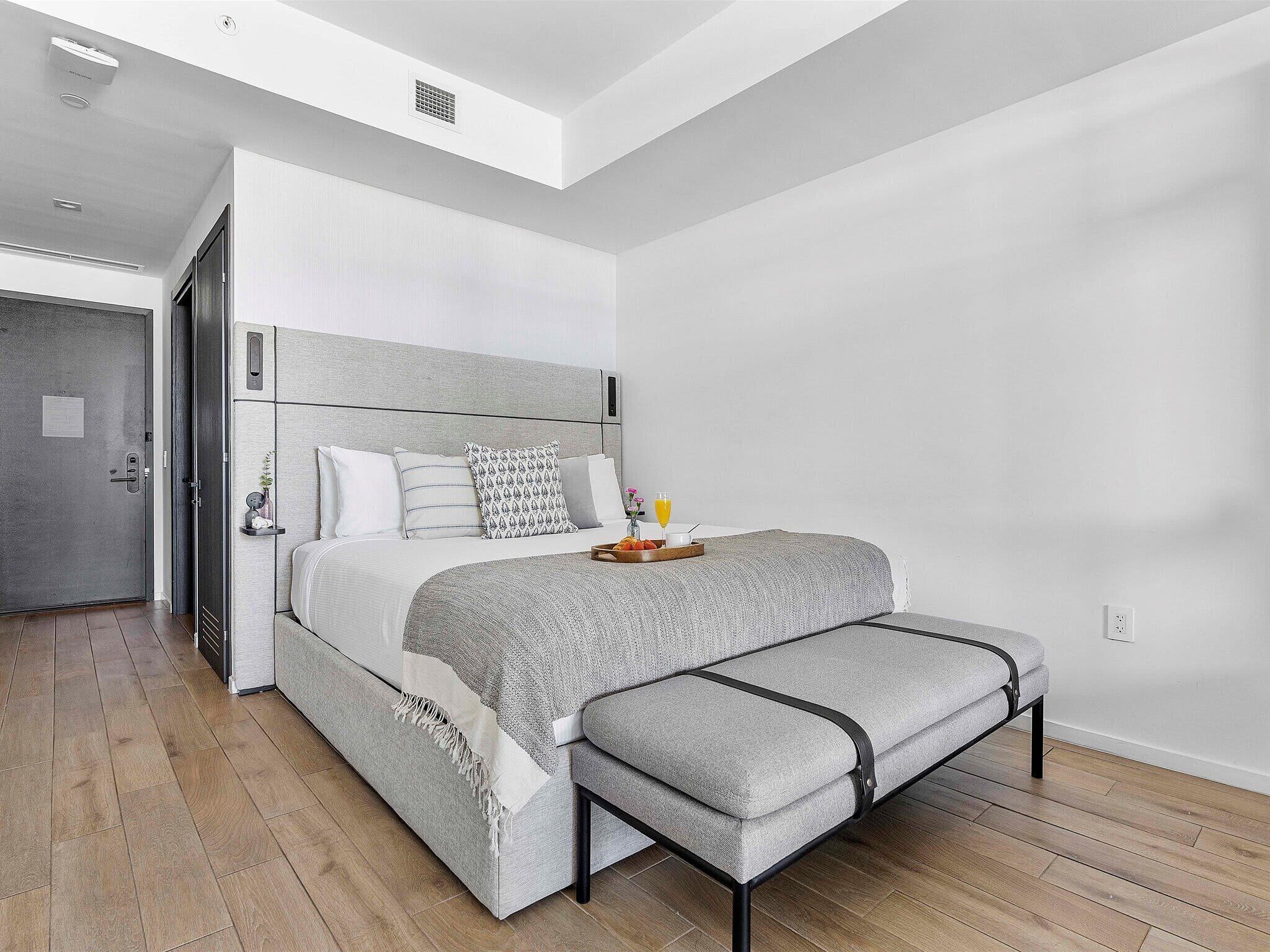 Tabla de planchar con plancha, wifi y ropa de cama 