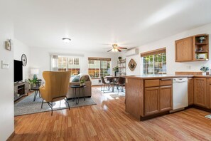 Living area - Charming 3-bedroom house in fantastic Spokane with AC (Spokane)