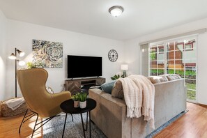 Living area - Charming 3-bedroom house in fantastic Spokane with AC (Spokane)