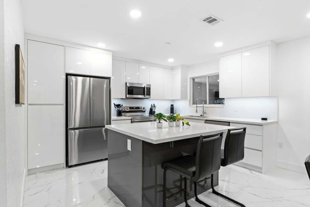 Réfrigérateur, micro-ondes, four, plaque de cuisson