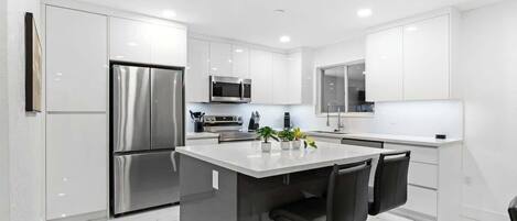 Réfrigérateur, micro-ondes, four, plaque de cuisson