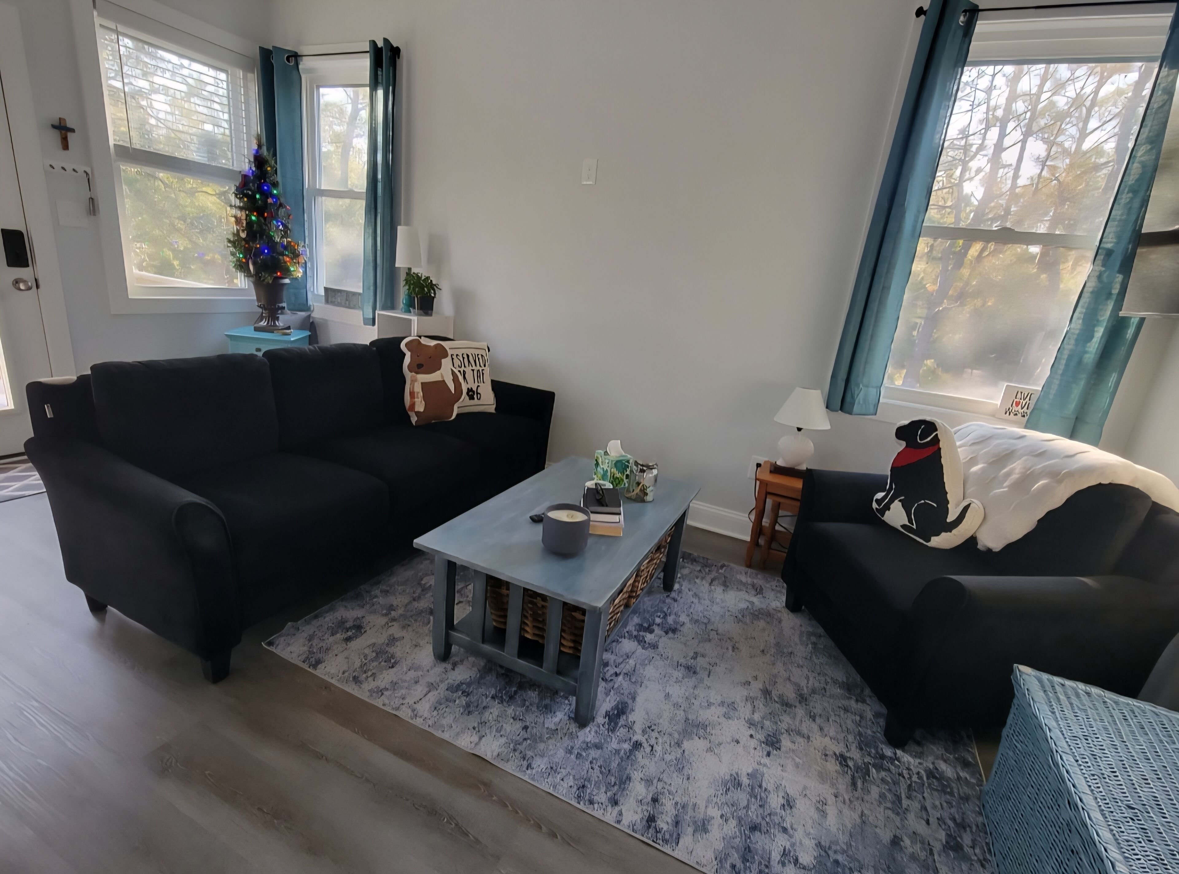 Smart-TV, Tischfußball, Tischtennisplatte, Bücher