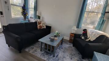 Smart-TV, Tischfußball, Tischtennisplatte, Bücher