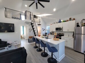 Kjøleskap, mikrobølgeovn, ovn og kokeplater