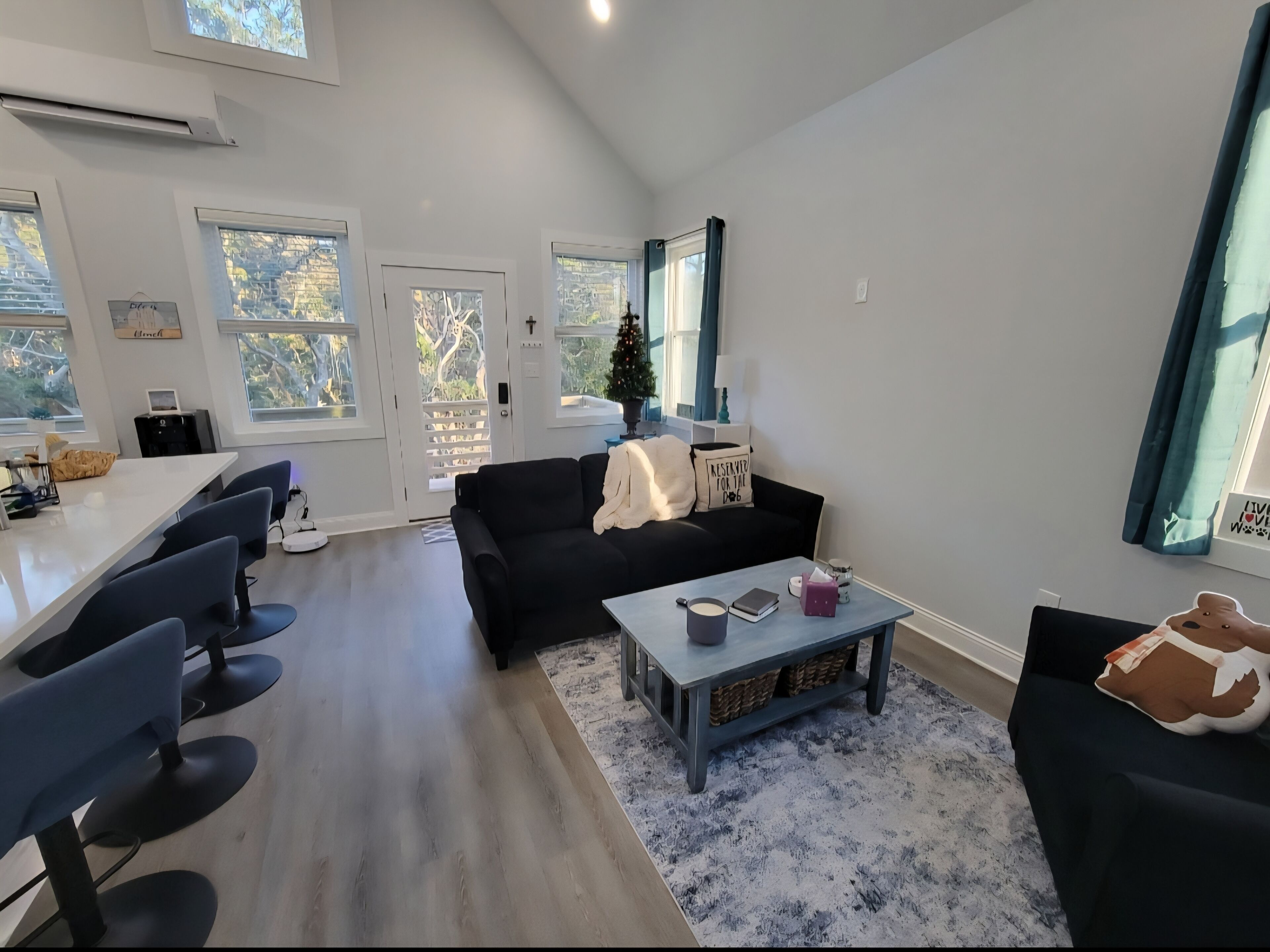 Smart-TV, fotballspill, bordtennis og bøker