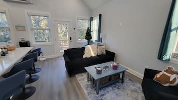 Smart-TV, Tischfußball, Tischtennisplatte, Bücher