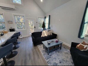 Smart-TV, fotballspill, bordtennis og bøker