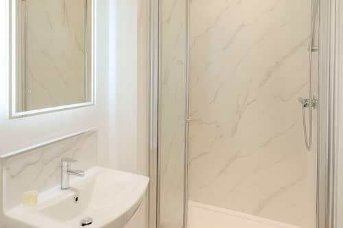 Combined shower/tub, free toiletries, towels, soap