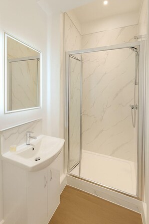 وحدات دش مع أحواض استحمام، مستلزمات مجانية للعناية الشخصية، مناشف، صابون