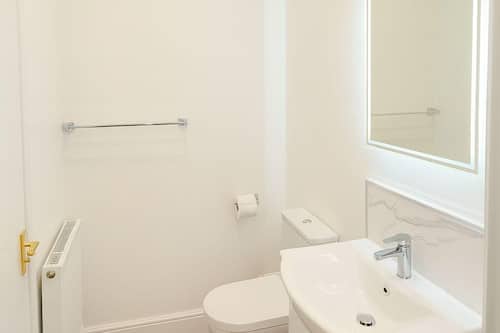 Combined shower/tub, free toiletries, towels, soap