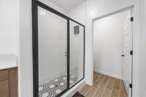 Shower, hair dryer, towels, soap - Stylish Modern Retreat Near Downtown Bakersfield! (Bakersfield)
