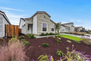 Property grounds - Stylish Modern Retreat Near Downtown Bakersfield! (Bakersfield)