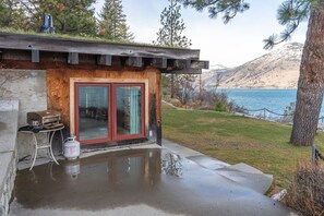 Terrace/patio - Deep Water Cabin - Secluded Getaway (Chelan)