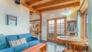 Living area - Deep Water Cabin - Secluded Getaway (Chelan)