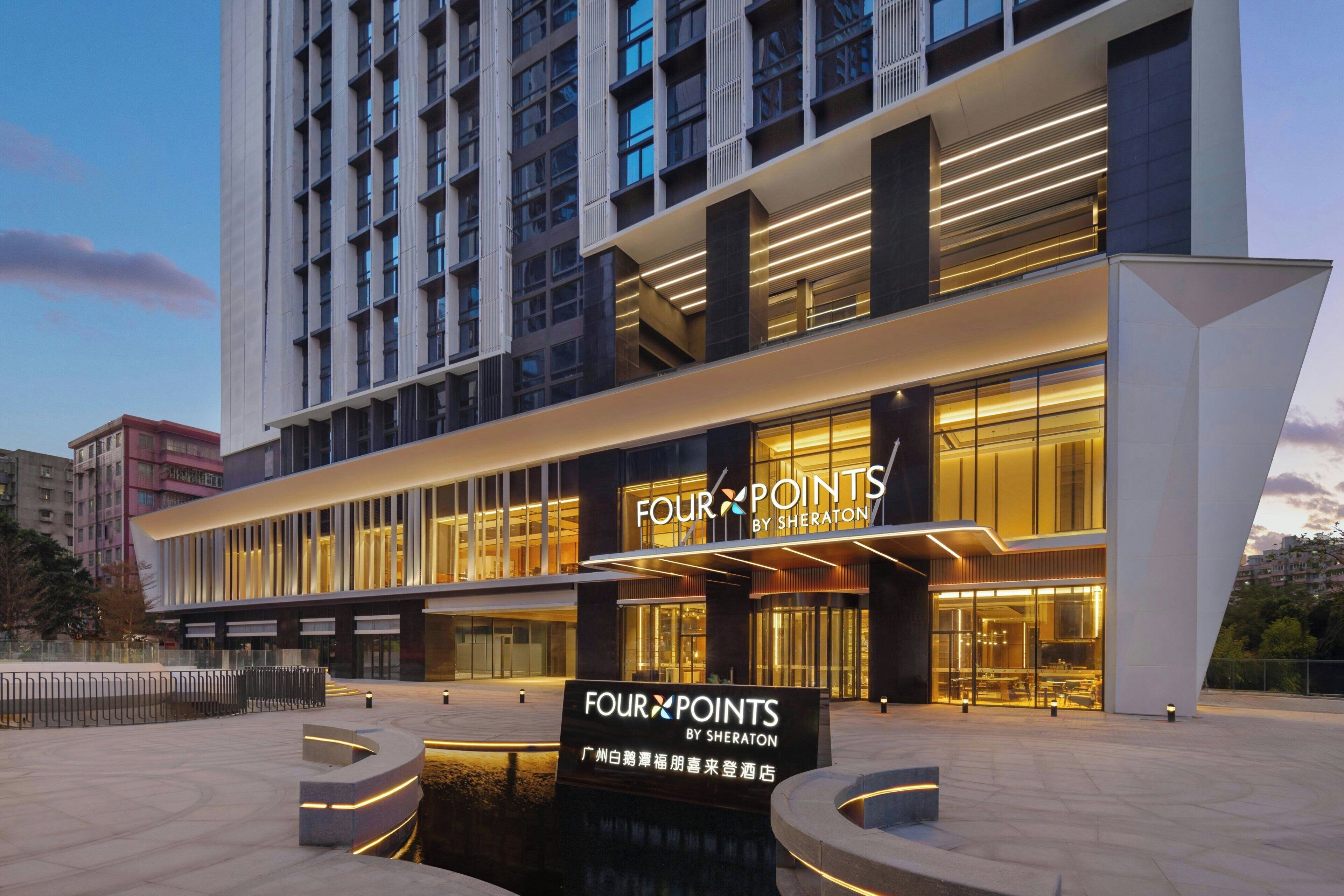 Ett modernt hotell med en tydlig skylt som visar att det tillhör kedjan ”Four Points by Sheraton”, med en stilren fasad och en upplyst entré.