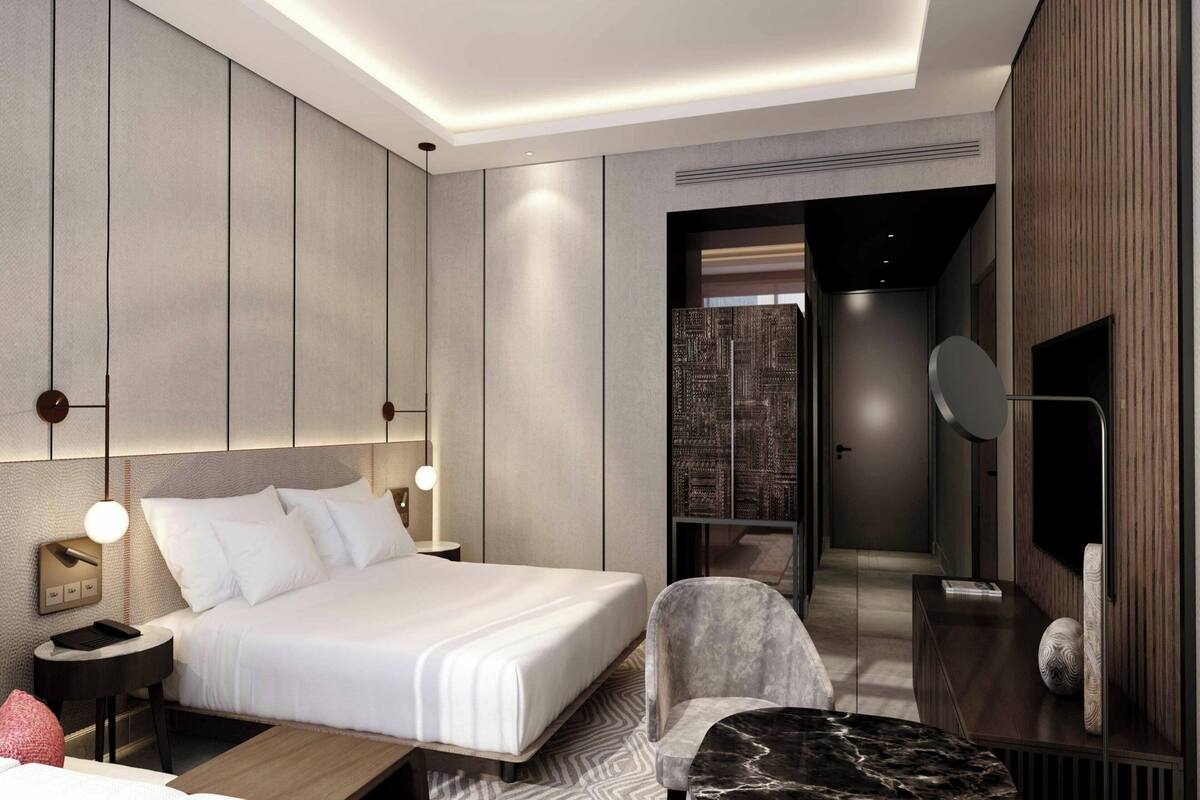 Premium bedding, in-room safe, desk, laptop workspace