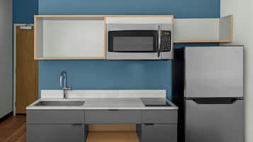 Lemari es besar, microwave, kompor, dan mesin pencuci piring