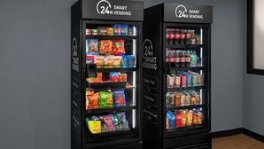 Deux distributeurs automatiques ouverts 24 heures sur 24, proposant des collations et des boissons.