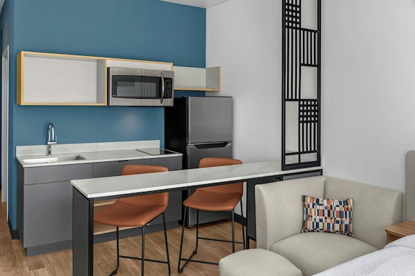 Studio, 1 Queen Bed | Breakfast meal