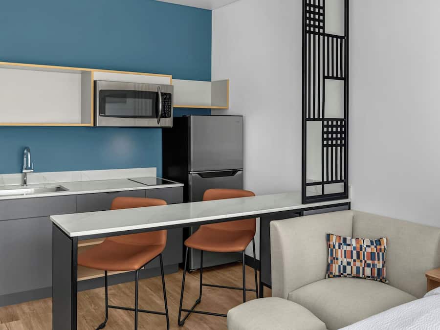 Studio, 1 Queen Bed | Breakfast meal