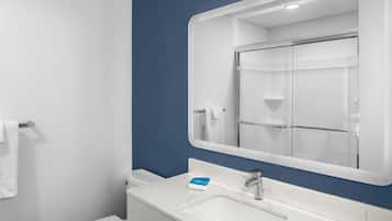 Studio, 1 Queen Bed | Bathroom | Towels