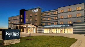 Un hotel Marriott Fairfield con un cartello che indica il 'Diamond Conference Center'.