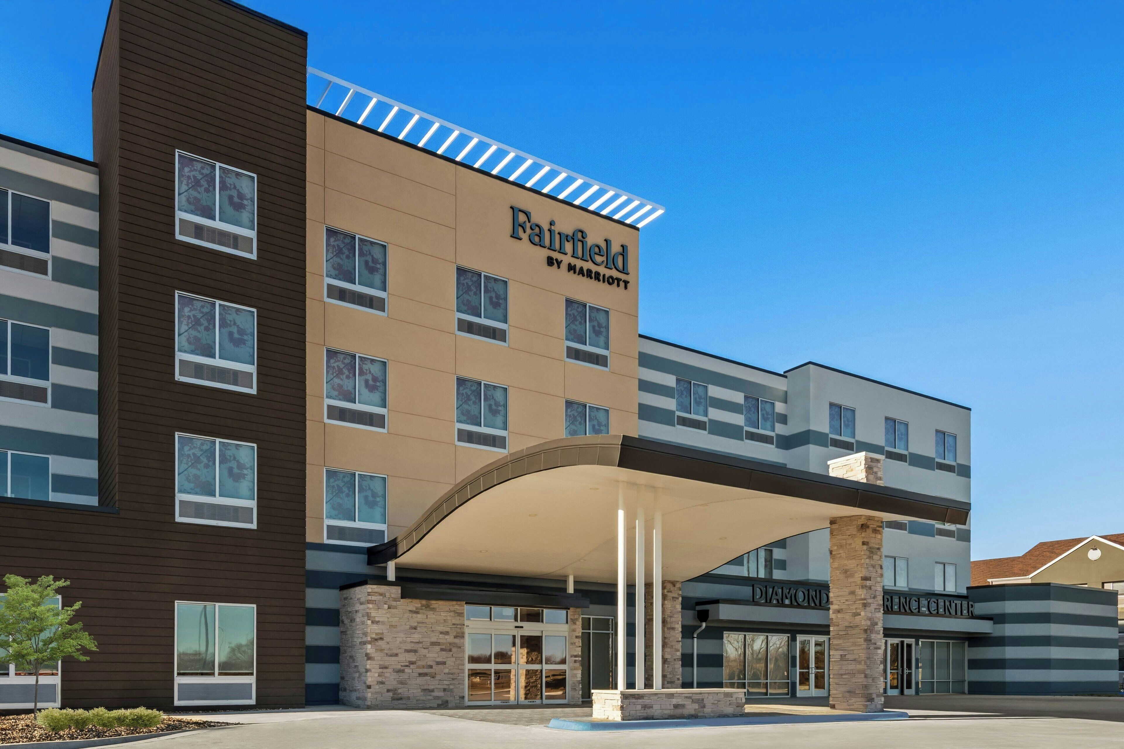 Een Fairfield by Marriott hotel met een modern ontwerp, een overdekte ingang en het zichtbare Diamond Ridge Center.