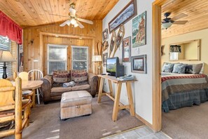 1 bedroom, iron/ironing board, travel cot, free WiFi - Downtown Estes Park, Romantic Cabin, RMNP, Hot Tub, Snow Shoes! (Estes Park)
