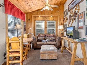 Smart TV - Downtown Estes Park, Romantic Cabin, RMNP, Hot Tub, Snow Shoes! (Estes Park)
