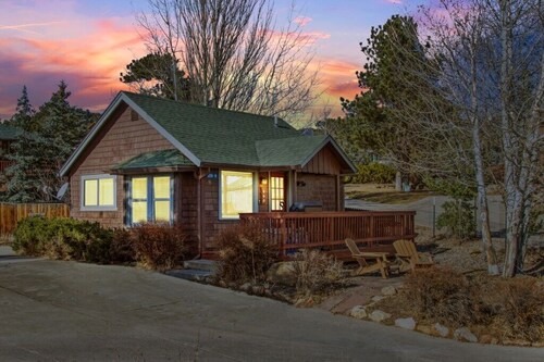 Downtown Estes Park, Romantic Cabin, RMNP, Hot Tub, Snow Shoes!