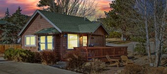 Downtown Estes Park, Romantic Cabin, RMNP, Hot Tub, Snow Shoes!