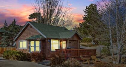 Downtown Estes Park, Romantic Cabin, RMNP, Hot Tub, Snow Shoes!