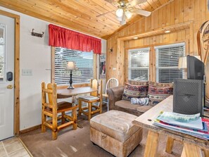 Smart TV - Downtown Estes Park, Romantic Cabin, RMNP, Hot Tub, Snow Shoes! (Estes Park)