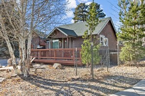 Exterior - Downtown Estes Park, Romantic Cabin, RMNP, Hot Tub, Snow Shoes! (Estes Park)