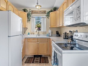 Fridge, microwave, oven, stovetop - Downtown Estes Park, Romantic Cabin, RMNP, Hot Tub, Snow Shoes! (Estes Park)
