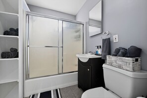 Sèche-cheveux, serviettes fournies, savon, papier toilette