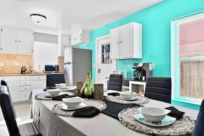 Fridge, microwave, stovetop, coffee/tea maker - The Aqua Retreat | Modern Group Stay (San Diego)