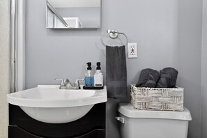 Sèche-cheveux, serviettes fournies, savon, papier toilette