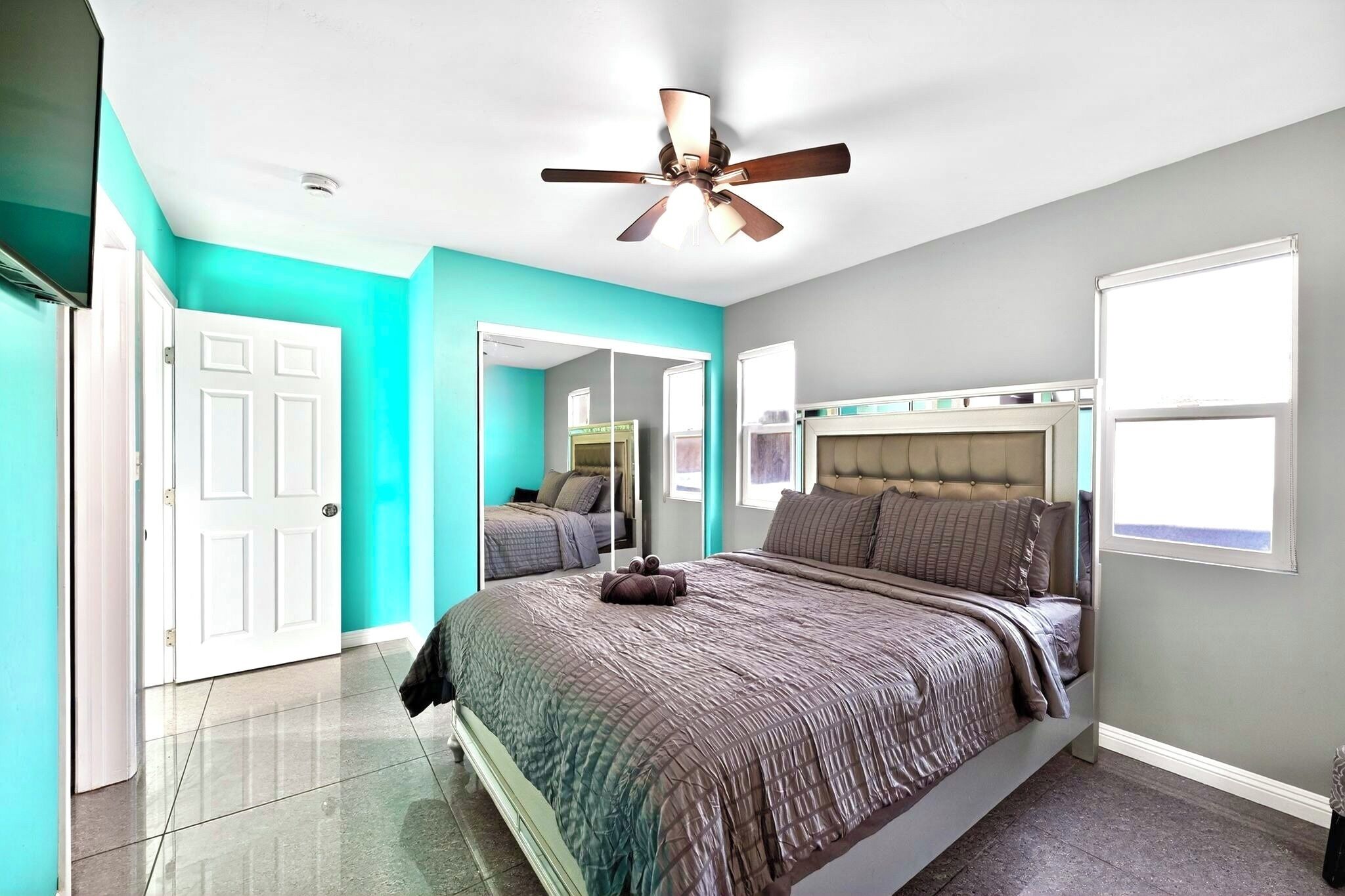 3 bedrooms, desk, iron/ironing board, travel cot
