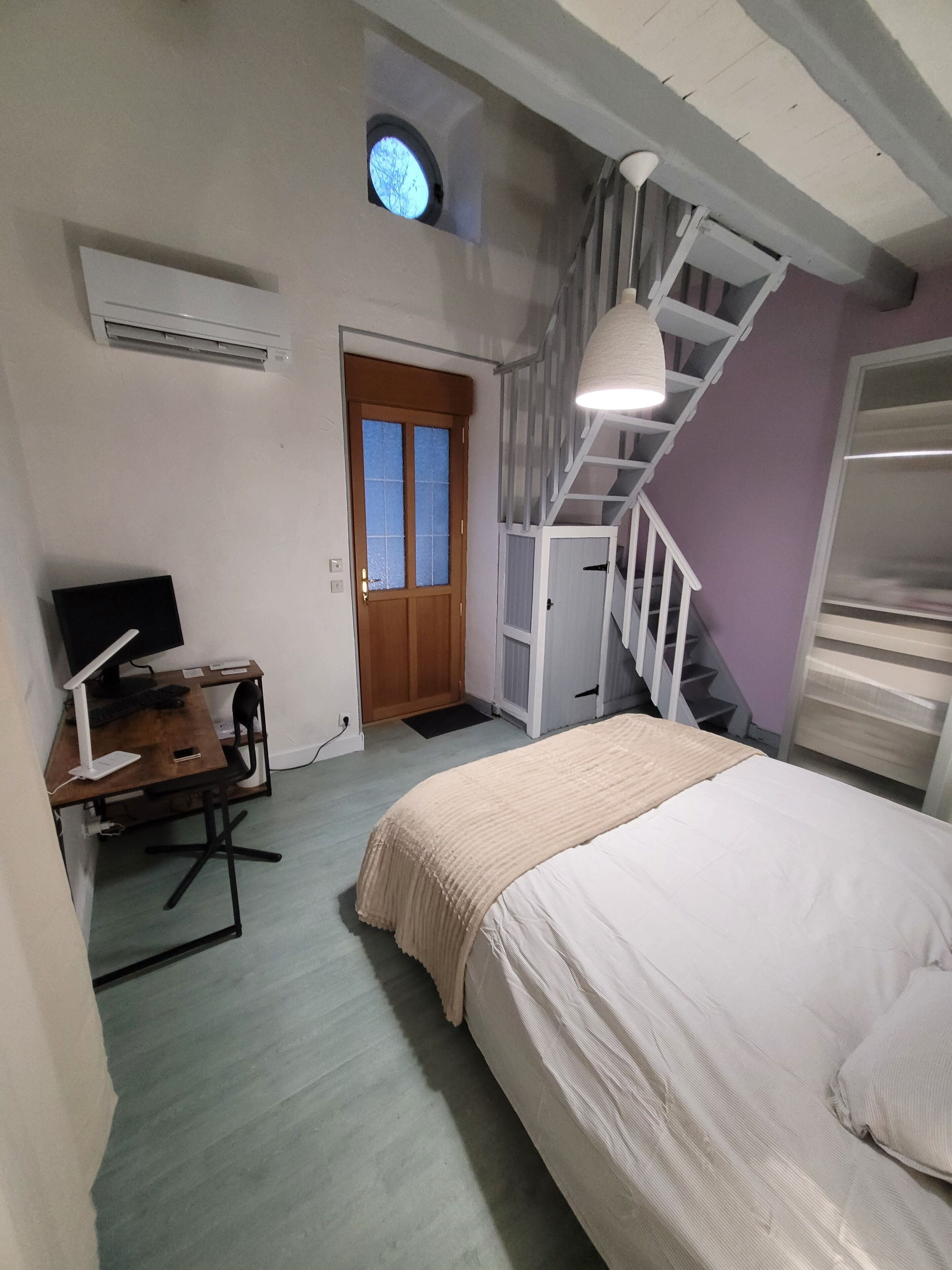 Een bureau, een strijkplank/strijkijzer, reisbedje, gratis wifi