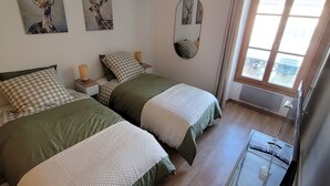 2 soverom, skrivebord, strykejern/-brett og reiseseng for barn