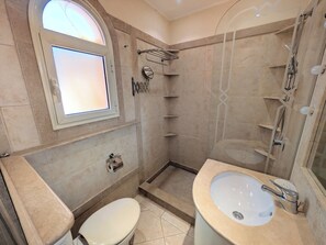 Een douche, een bubbelbad, een haardroger, een bidet