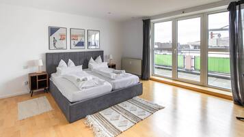 3 bedrooms, desk, iron/ironing board, free WiFi