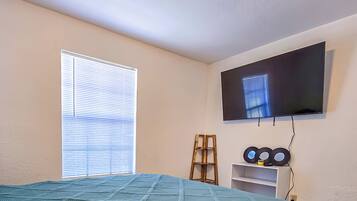 Tabla de planchar con plancha, internet y ropa de cama