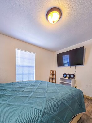 Tabla de planchar con plancha, internet y ropa de cama