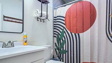 Een douche, een haardroger, handdoeken, zeep