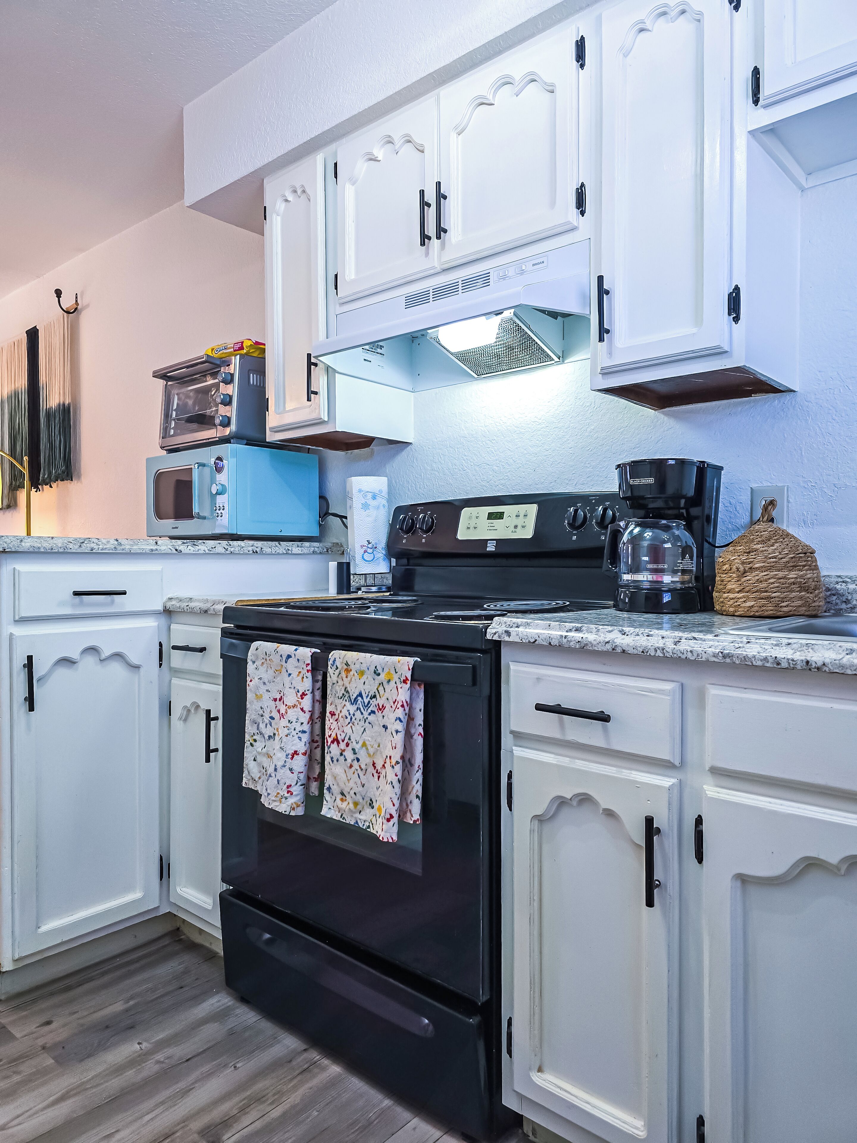 Microondas, horno y placa de cocina