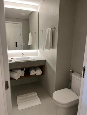Dusche, Haartrockner, Handtücher, Toilettenpapier