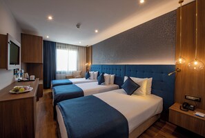 Comfort driepersoonskamer, uitzicht op de stad | Luxe beddengoed, een minibar, gratis wifi, beddengoed